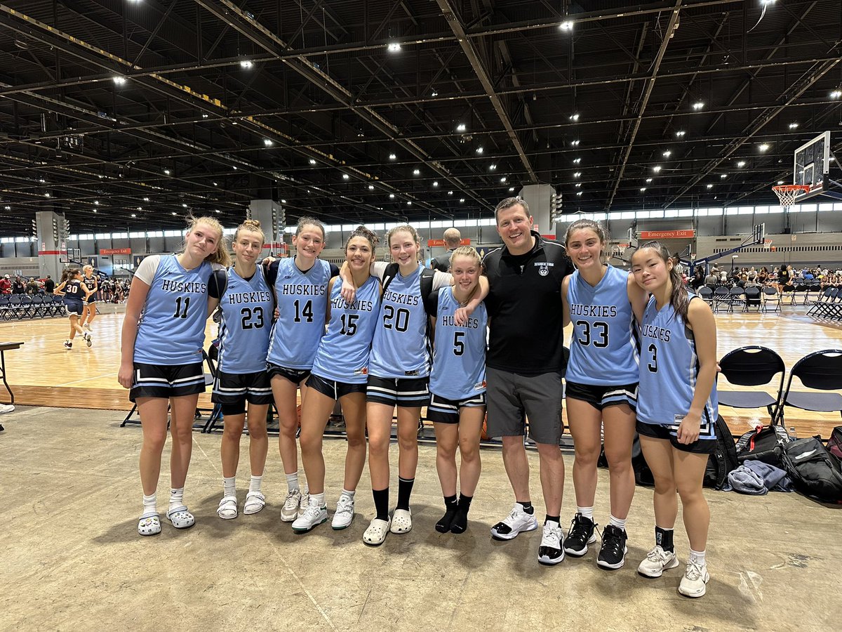 SollyCoach's tweet photo. So proud of our team this weekend in Chicago @niketoc @MAHuskies 
Showed alot of grit in all 7 games. 🥊
#HuskiesTough https://t.co/5hYSQRKKY1