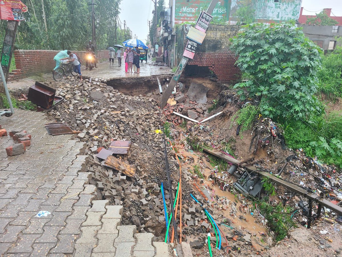 iepunjab's tweet photo. Scenes of deluge in Mohali after three days of unrelenting rains | Photos: @JasbirMalhi1 https://t.co/yuhr8SZX6T