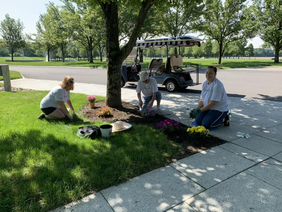 LSZCPAs's tweet photo. For the Firm’s Annual Community Day, the team volunteered at the Gerald B.H. Solomon Saratoga National Cemetery. Volunteers spent the day cleaning headstones and planting flowers on the cemetery grounds. Read more about our day here: https://t.co/izWK43xWZR https://t.co/str6nbXAA2