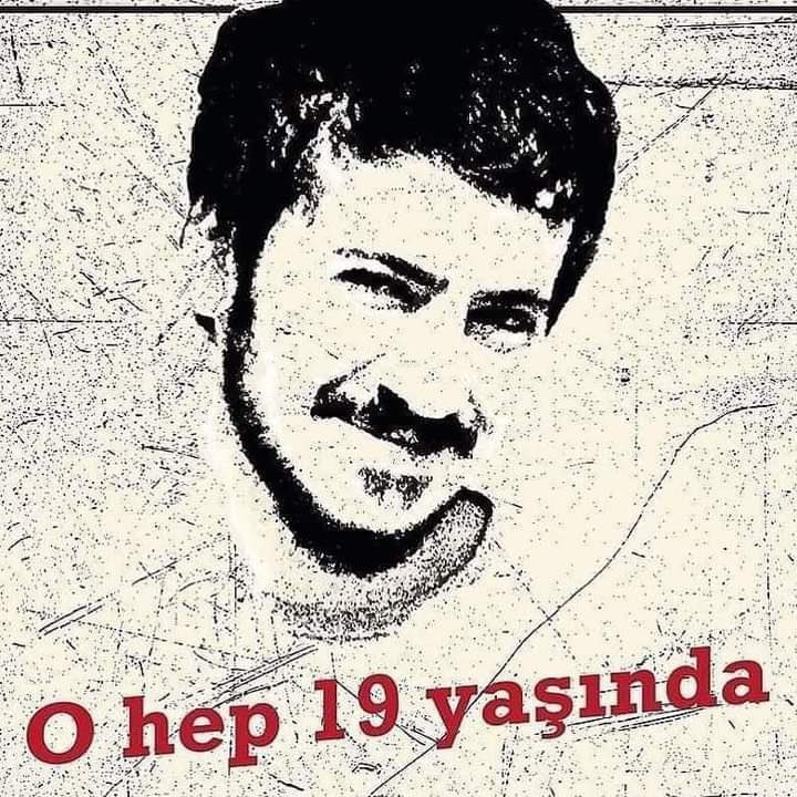 'Bir ben kaldım ortasında kavganın,
Bir de karanfil yürekli çocuklar.' 

#Aliismailkorkmaz 🥀