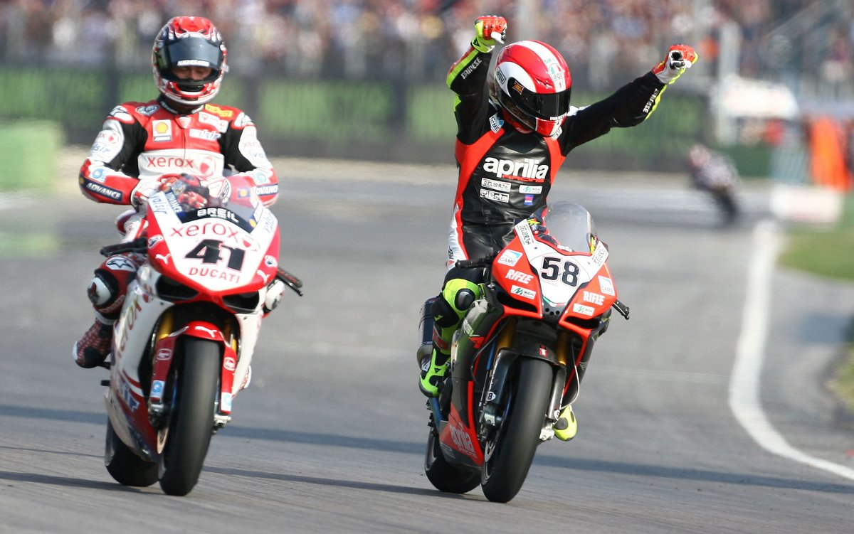 bikesportnews's tweet photo. Remember when... the late Marco Simoncelli rocked up for a WorldSBK wild-card with Aprilia at Imola in 2009?

The MotoGP star-in-waiting even had the gumption to sit-up team-mate Max Biaggi en route to a stunning podium finish 💪💪💪 #SIC58 #WorldSBK https://t.co/7ry45Pf7Yn