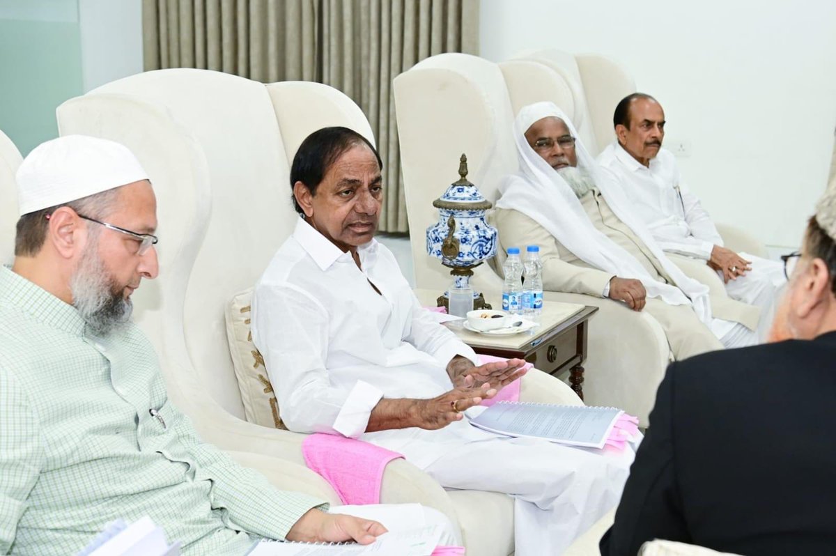 Chief Minister #Telangana KCR felicitated @hmksrahmani Sahab in presence of Muslim political & religious leaders on his appointment as President of @AIMPLB_Official Janab @asadowaisi & @mahmoodalibrs also seen. #Hyderabad Discussed about UCC @TelanganaCMO