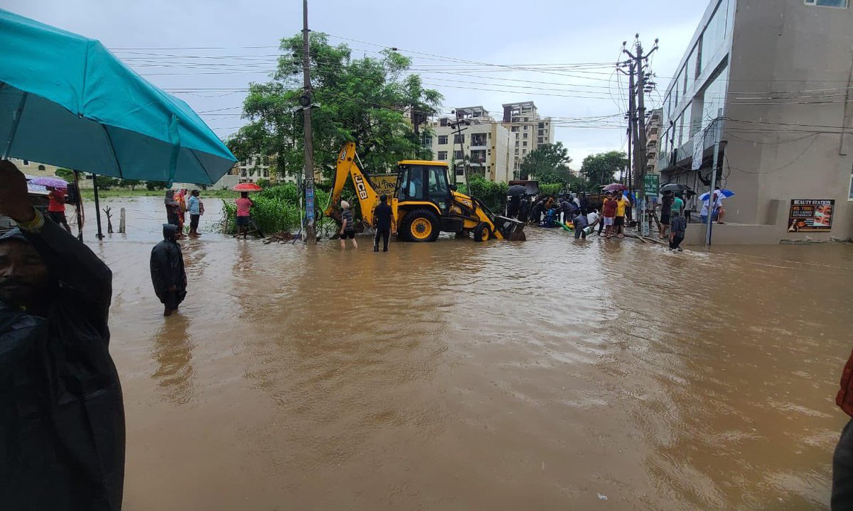 iepunjab's tweet photo. Mohali in troubled waters, literally | Photos: @JasbirMalhi1 https://t.co/OFgOMpXN4A