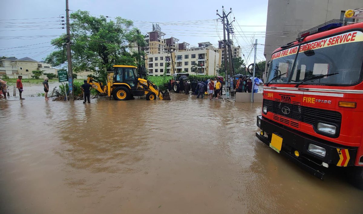 iepunjab's tweet photo. Mohali in troubled waters, literally | Photos: @JasbirMalhi1 https://t.co/OFgOMpXN4A