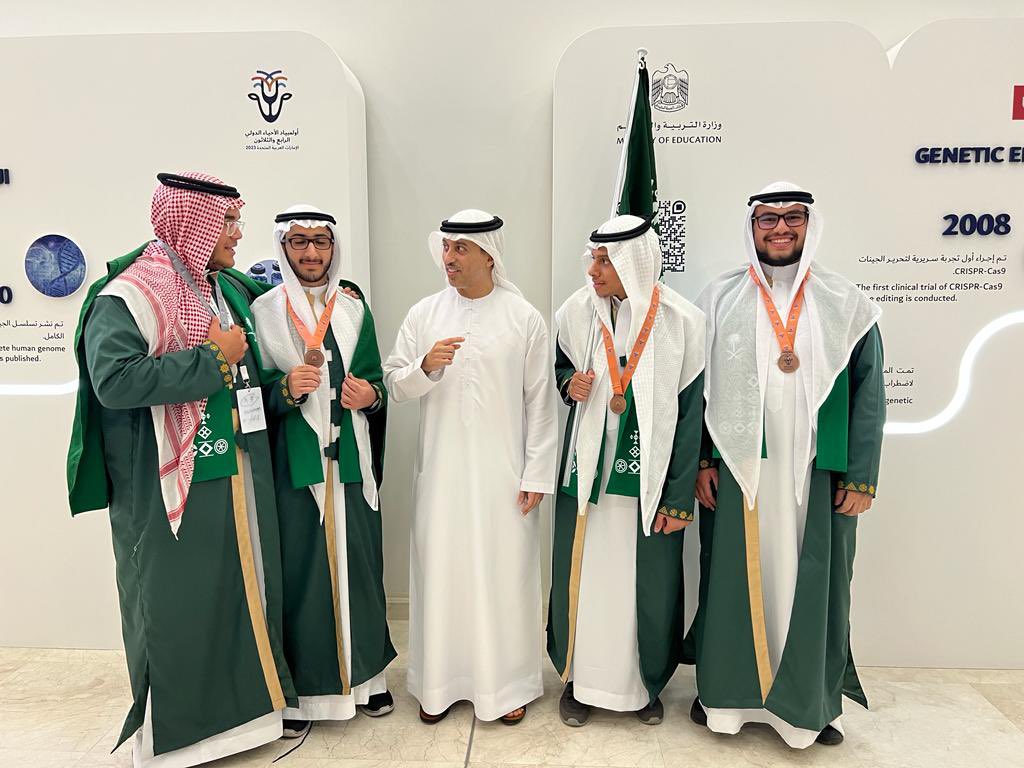 mawhiba's tweet photo. وزير التربية والتعليم في دولة الإمارات الدكتور أحمد الفلاسي @ahmad_belhoul يهنئ #المنتخب_السعودي_للأحياء بفوزهم بـ4 جوائز دولية في #أولمبياد_الأحياء_الدولي ويشيد بالنتائج المميزة التي حققوها. https://t.co/BpdvbW7NjR