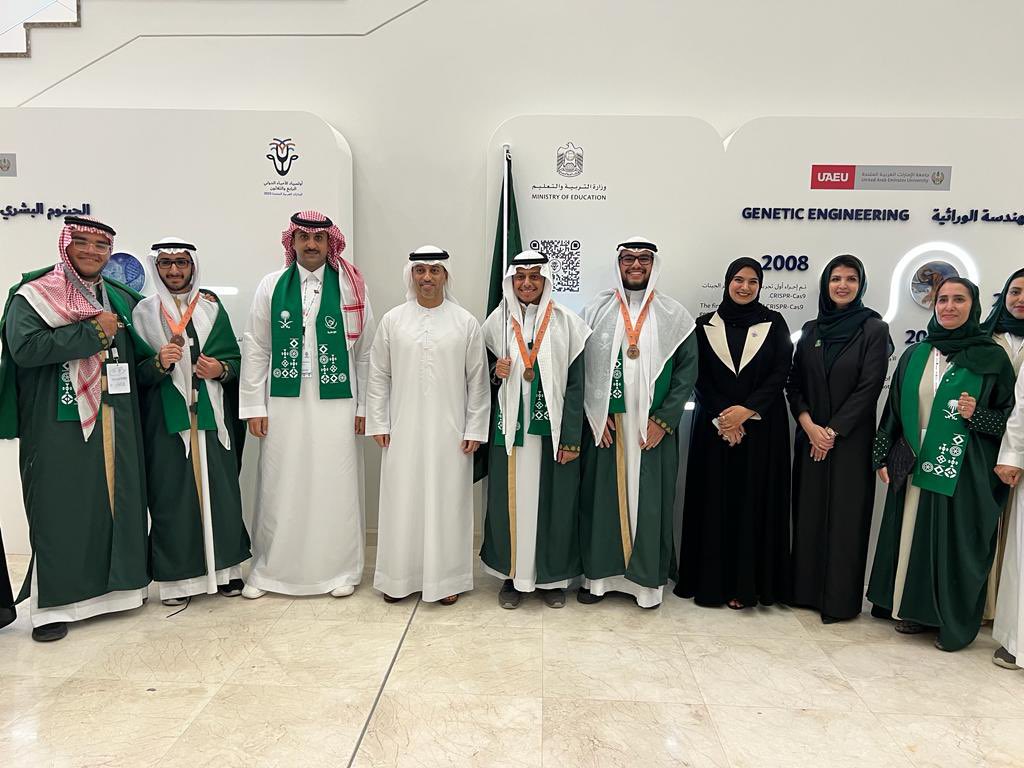 mawhiba's tweet photo. وزير التربية والتعليم في دولة الإمارات الدكتور أحمد الفلاسي @ahmad_belhoul يهنئ #المنتخب_السعودي_للأحياء بفوزهم بـ4 جوائز دولية في #أولمبياد_الأحياء_الدولي ويشيد بالنتائج المميزة التي حققوها. https://t.co/BpdvbW7NjR