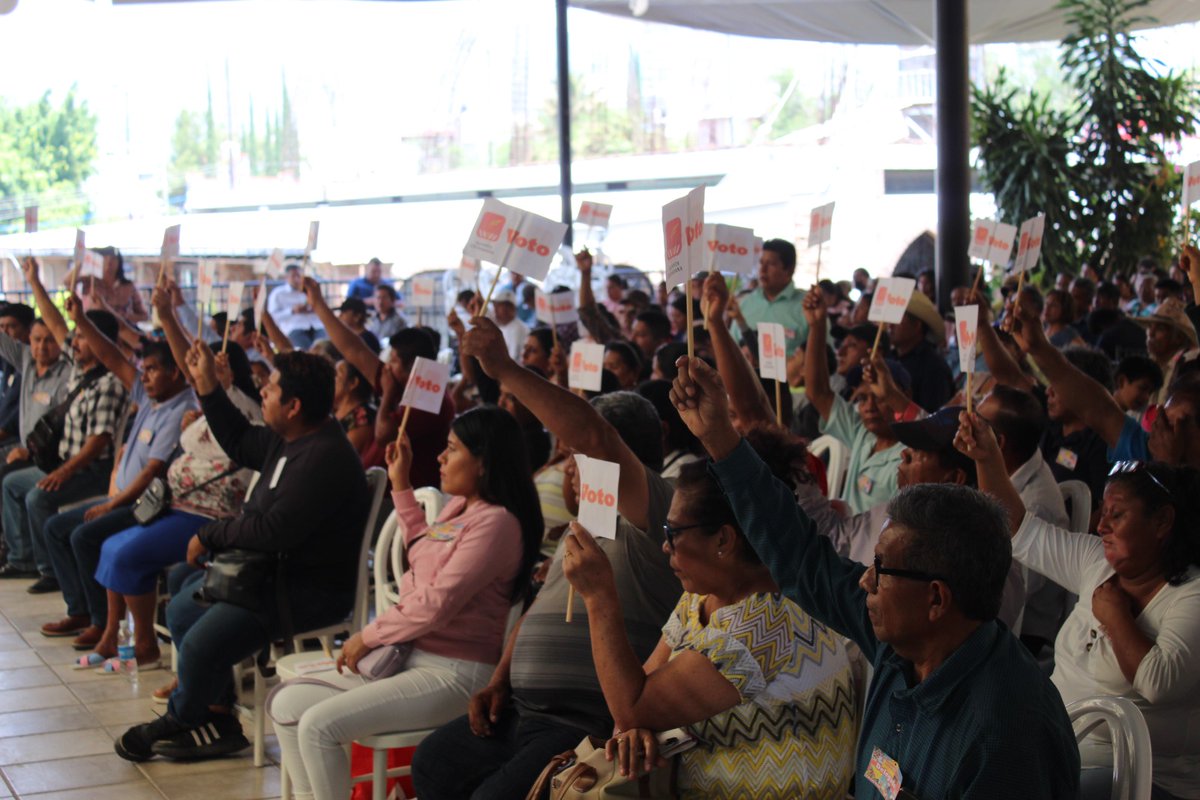 CelisAguirre's tweet photo. Buen día, los invito a leer mi artículo de esta semana titulado "Una buena noticia en Guerrero" 
Jamás duden que nosotros somos sus hermanos de clase y de lucha. Adelante, compañeros de Guerrero. Ustedes son un ejemplo nacional.

https://t.co/AIsgqERUUt https://t.co/5B7RXqx0I6