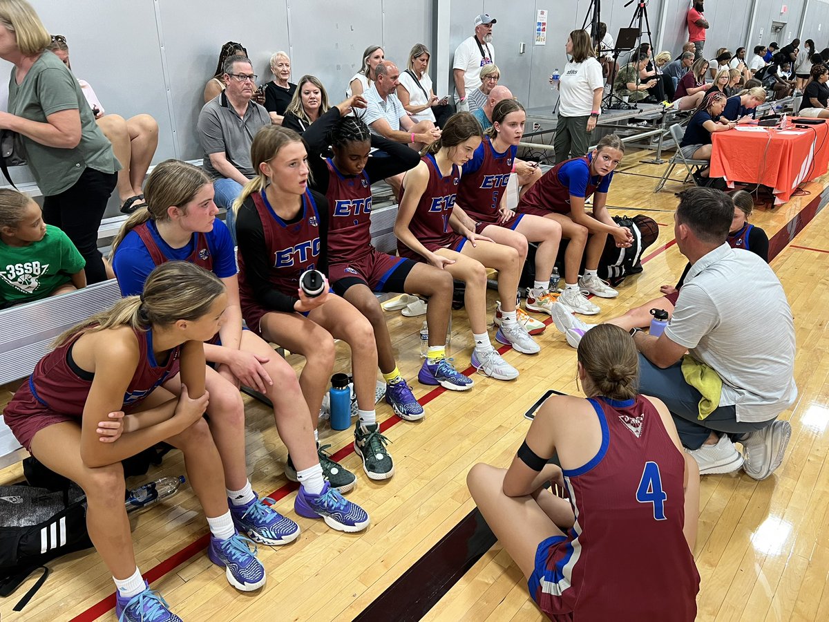 ETGmwgbb's tweet photo. Great First half for our 15’s up 46-22. Keep working and sharing the ball ladies! #3SSBGirls @3SSBGCircuit https://t.co/58j5Q1U0Aw