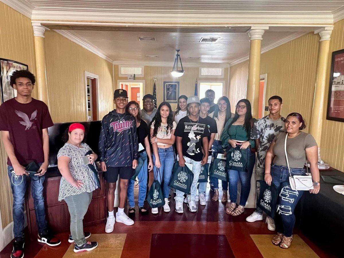 Como parte de mi compromiso con el desarrollo de nuestra juventud, hoy estuve realizando la entrega de los cheques a cada uno de los que durante el verano, tuvieron la oportunidad de tener su primera experiencia en el servicio público en beneficio de la gente de mi distrito. 🇵🇷