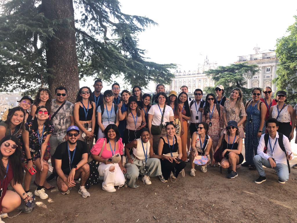 📷 Hoy, el grupo de personas becadas por #FundaciónCarolina que participan en los cursos de la Escuela <a href="/unicomplutense/">Complutense</a> de Verano ha disfrutado de una visita guiada por #Madrid, organizada por <a href="/VivirenEspana/">Vivir en España</a>

🤩 ¡Esperamos que os haya gustado y no hayáis pasado mucho calor ☀️🪭!