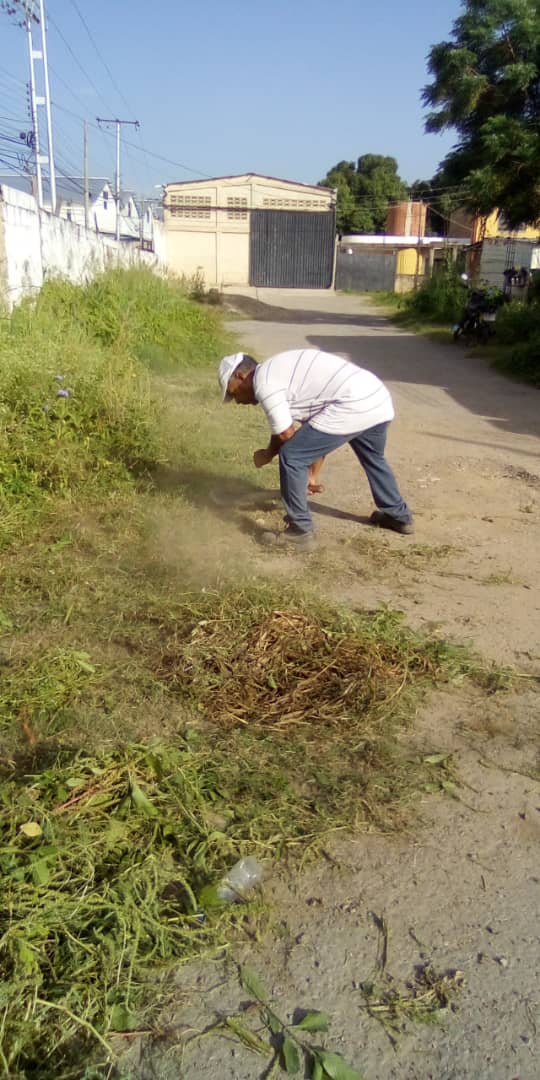 saman_eje3's tweet photo. 📢 #10Jul Cuadrilla Jefatura d Servicios Públicos Samán d Guere EJE 3 SERPUMAR activas y activos con nuestra Alcaldesa @johanitakenpo : Desmalezamiento Limpieza Calle Oeste Comunidad Villa Tejera Rural  @MarinoDeTodos01 @YoDefiendo_SM https://t.co/vNHUe7vSqZ