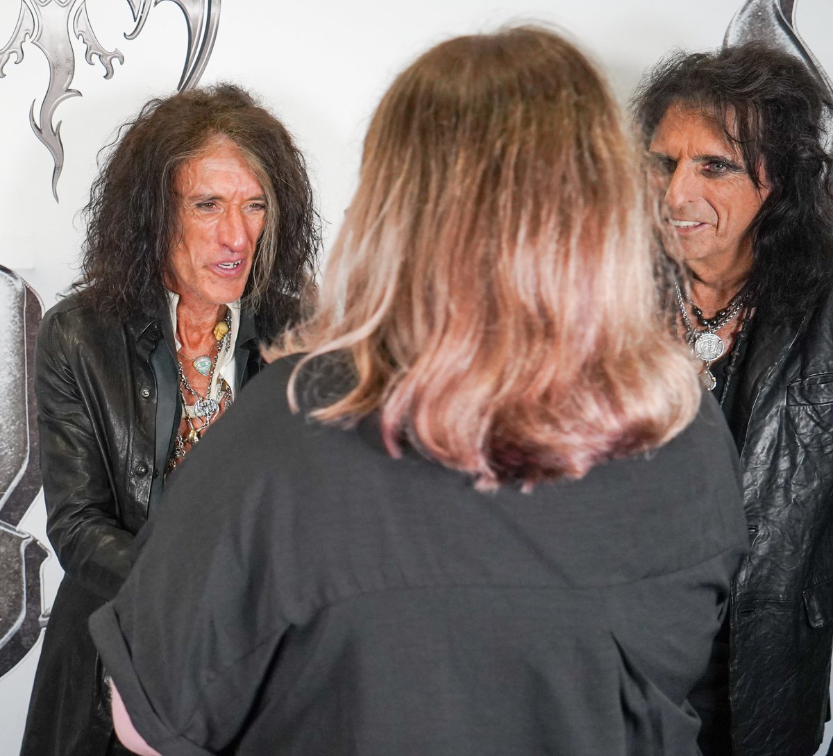 shadow_ecco's tweet photo. Some more photos from my meet and Greet. Johnny's look will be forever engraved in my memory.
#HollywoodVampires
#HollywoodVampiresTour2023
#HollywoodVampiresVIP https://t.co/xzvEHmOFnV