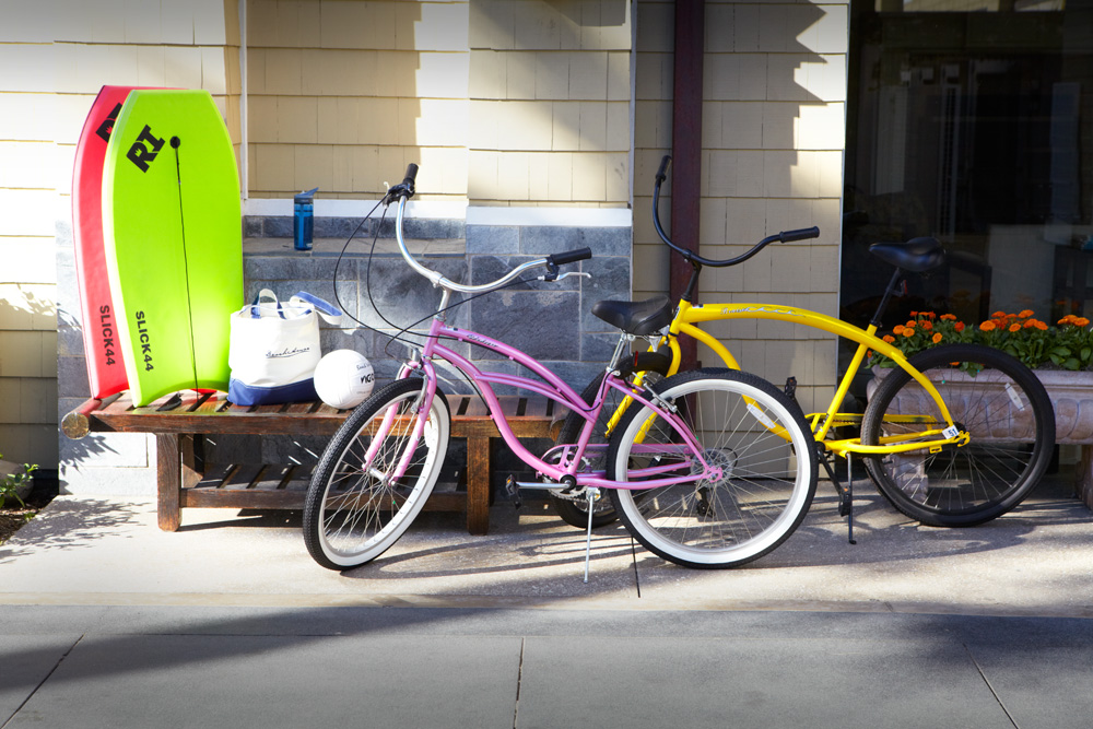 BeachHouseHotel's tweet photo. POV: you're staring down the 'barrel' at an activity-filled beach day.

#ImageDescription: Cruiser bikes and boogie boards propped at the ready outside the hotel entrance.

#BeachHouseHotelHermosa #HermosaBeachPier #HermosaBeach #VisitCalifornia #Travel #PlacesToStay https://t.co/jmAYVl6OdD