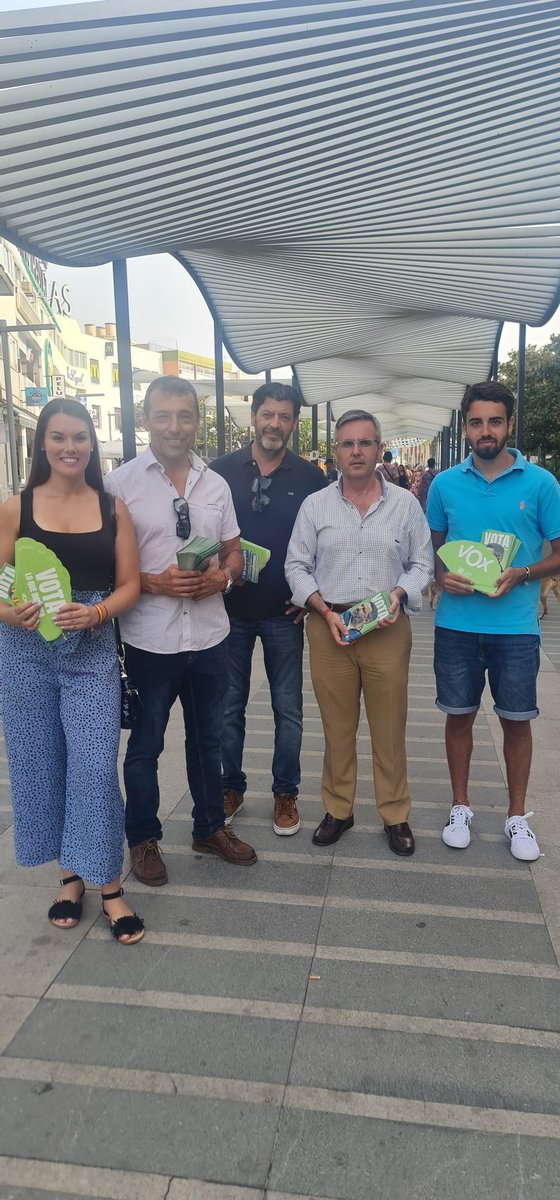 Hoy en con los
 Compañeros de Torremolinos  entregando las propuestas de Vox.