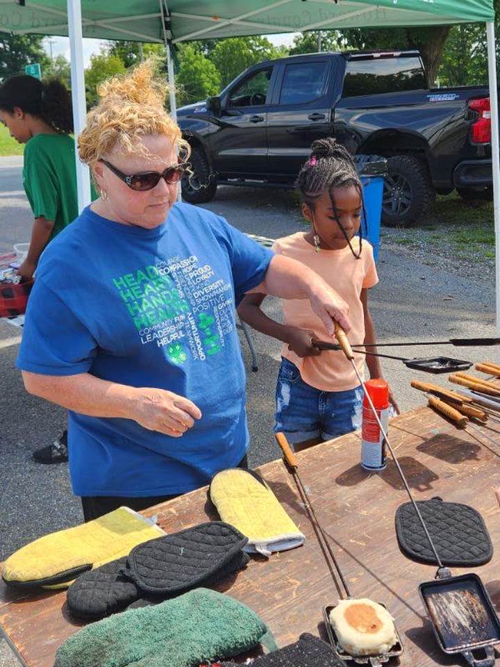 Maryland4H's tweet photo. Our 4-H camps are in full swing in various places across the state. Here is the Howard County 4-H Day Camp with Dr. Nia Fields, 4-H educators and volunteers, and our 4-H campers.
#4h #camp #4hcamp #environmentalscience #healthyliving https://t.co/03qC1hKtnB