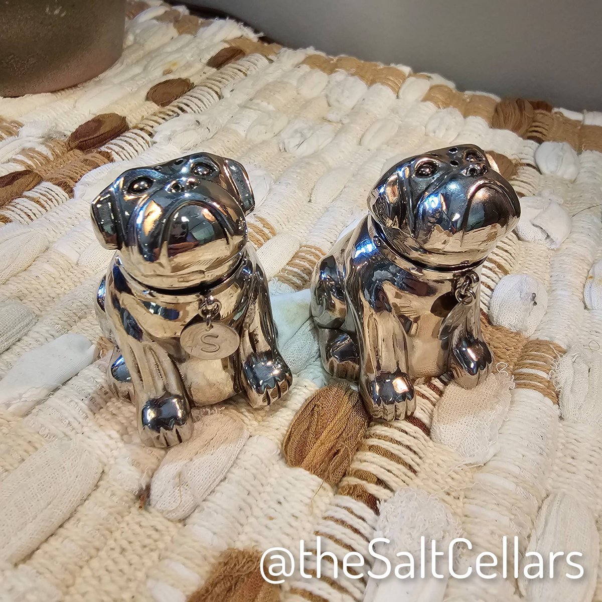CellarsSalt's tweet photo. Bulldog salt and pepper shakers from Pottery Barn available in showcase S515 @GasLampAntiques 
100 Powell Pl Nashville 615-297-2224 

#bulldog #saltandpeppershakers #thesaltcellars #shoplocal #gaslampantiques #dressupmytable #shaker #potterybarn https://t.co/VCr9TUWiIz