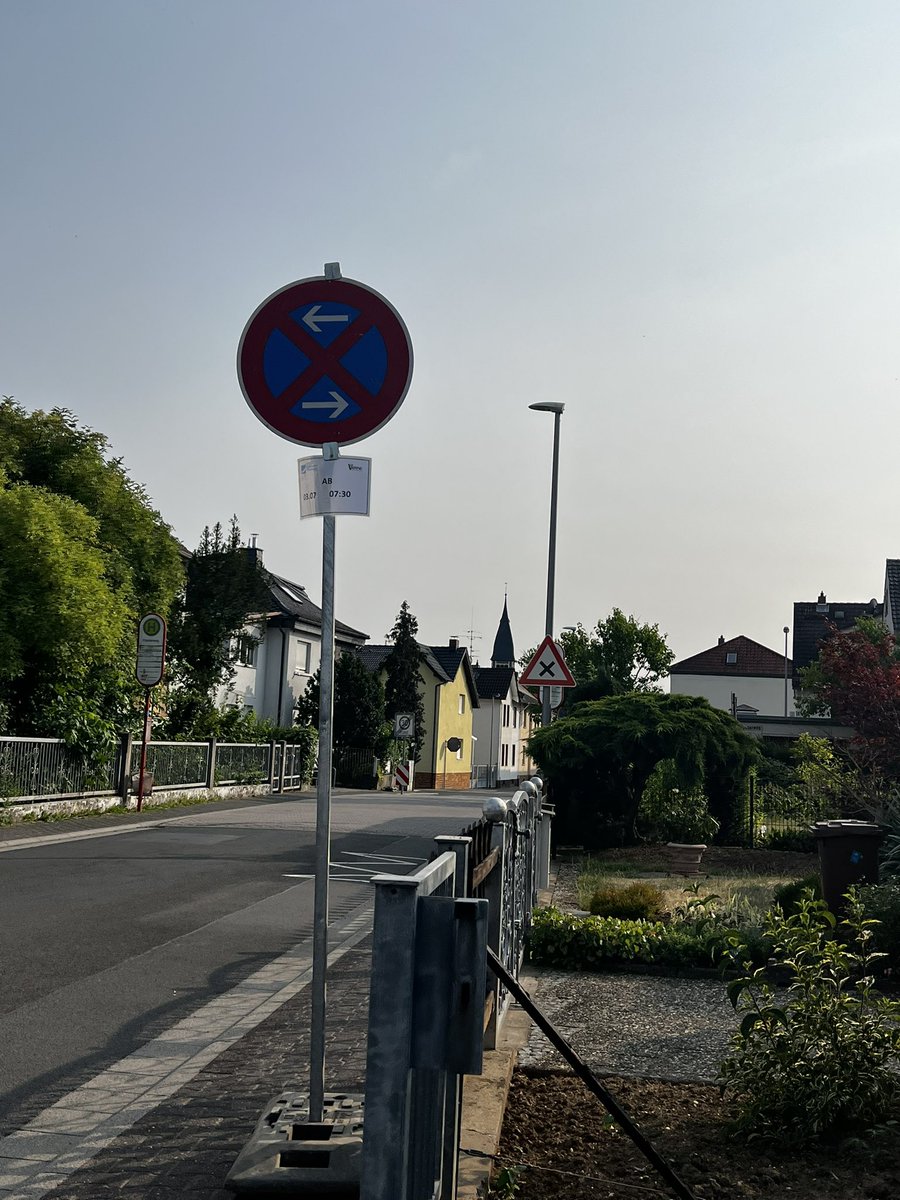 simialoha's tweet photo. @Heiii Viel besser das heute aufgestellte Parkverbot ab 3.7. 🤣Gut vorbereitet von  @DtGlasfaser https://t.co/2LPrZVQEbD