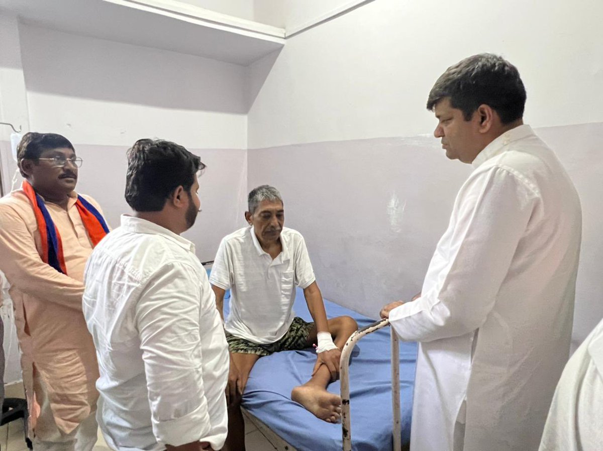 ErAshishSPatel's tweet photo. आज प्रयागराज स्थित सरदार पटेल हॉस्पिटल में भर्ती डॉक्टर साहब के संघर्षों के साथी पूर्व जिला अध्यक्ष प्रयागराज श्री लालचंद पटेल जी से मुलाक़ात कर उनके स्वास्थ्य का हालचाल जाना। https://t.co/al0AOvS3w8