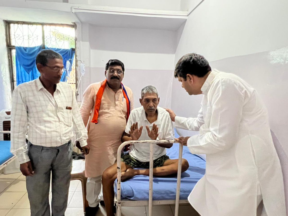 ErAshishSPatel's tweet photo. आज प्रयागराज स्थित सरदार पटेल हॉस्पिटल में भर्ती डॉक्टर साहब के संघर्षों के साथी पूर्व जिला अध्यक्ष प्रयागराज श्री लालचंद पटेल जी से मुलाक़ात कर उनके स्वास्थ्य का हालचाल जाना। https://t.co/al0AOvS3w8