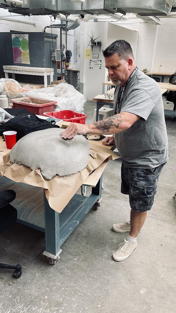 CreatiVets1's tweet photo. Our Veteran Art Program kicks off today at the School of the Art Institute of Chicago! 🇺🇸🎨
#veteranart #arthealing #veterans #creativets #saic https://t.co/mzOonDnn1B