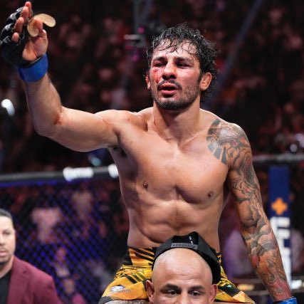 mma_orbit's tweet photo. 🚨| Newly crowned UFC Flyweight Champion Alexandre Pantoja was driving for Uber Eats two fight’s ago and only stopped working for the company after he got his $50K bonus vs Brandon Royval.

[per @arielhelwani / The MMA Hour]

#UFC290 #UFC #MMA https://t.co/LuxOunUG5m