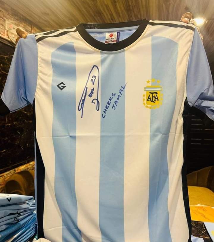 FinoYossen's tweet photo. Jamal Bhuyan, el capitán de Bangladesh, ya tiene la camiseta firmada del Dibu Martinez.

🇦🇷💗🇧🇩 https://t.co/4LKQWqwKNP