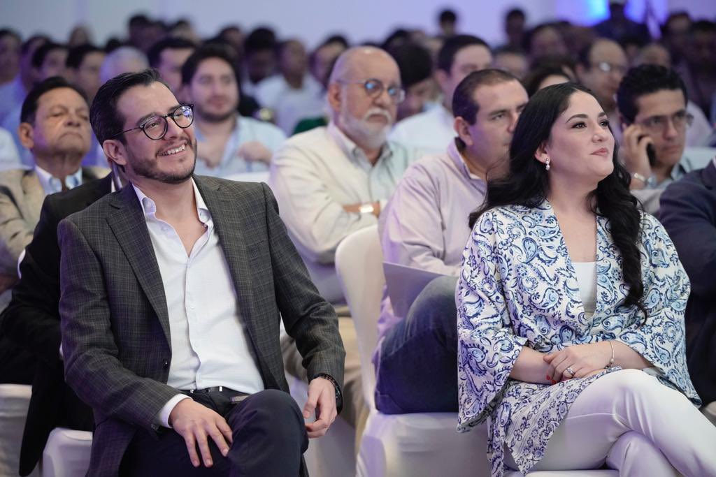 Tu_IMSS's tweet photo. 📸 Foro #PROFINMEX “Perspectiva Económica Financiera 2024”. https://t.co/SsxaUYwr5N