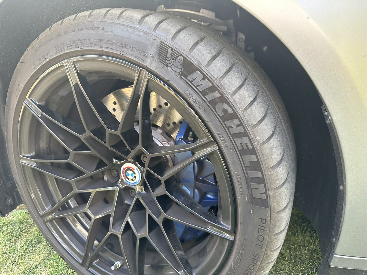 AutoFmRadio's tweet photo. En #AutoBello vimos cochazos muy bien calzados, tu coche está bien calzado? @sasam nos recuerda la importancia del neumático en la seguridad vial. 
#neumático https://t.co/2iNHfEx8kW