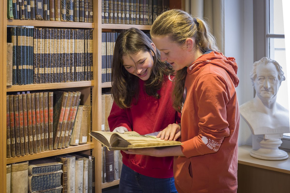 originalerhalt's tweet photo. Historische Schulbibliotheken bewahren unikale Bücherschätze. Wie die Erhaltung &amp; schülernahe #Vermittlung von #Kulturgut gelingt, lest ihr hier
👉https://t.co/KrxmhPT6Hv
@BundesKultur @florian_d1 @DHMBerlin @El_Stoeppel #Freiberg #Restaurierung https://t.co/0BFYSwWFbP