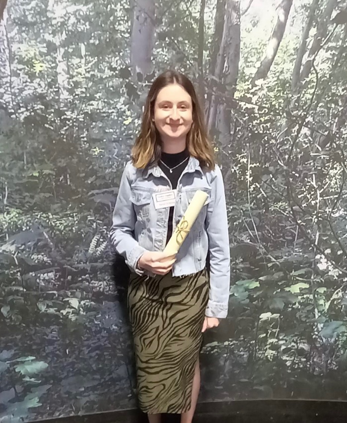 Llongyfarchiadau i Lliwen, Sarah ac Efa ar basio eu cymhwyster â Chynllun Ysgolion Cam Wrth Gam mewn cydweithrediad â <a href="/MudiadMeithrin/">MudiadMeithrin</a>.  Cafwyd y seremoni yng Ngerddi Botaneg, Caerfyrddin.  <a href="/Godrer_Berwyn/">Ysgol Godre’r Berwyn</a> <a href="/CamWrth/">CamWrthGam</a> 
Congratulations- a well deserved celebratory night