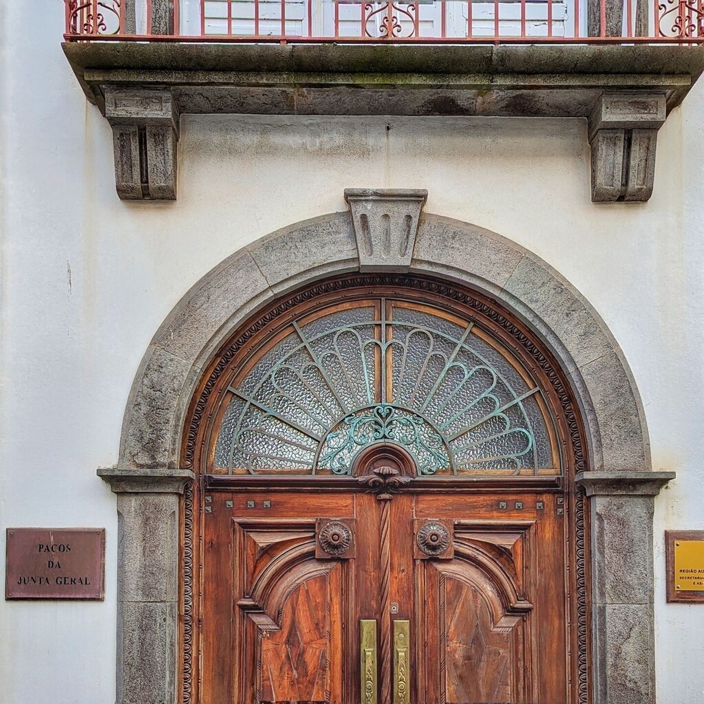 SidewalkSafari's tweet photo. Another perfect #doortrait from our #trip to Terceira Island in the Azores. https://t.co/41a6JWwLi4 https://t.co/RjmA3ZUZhp