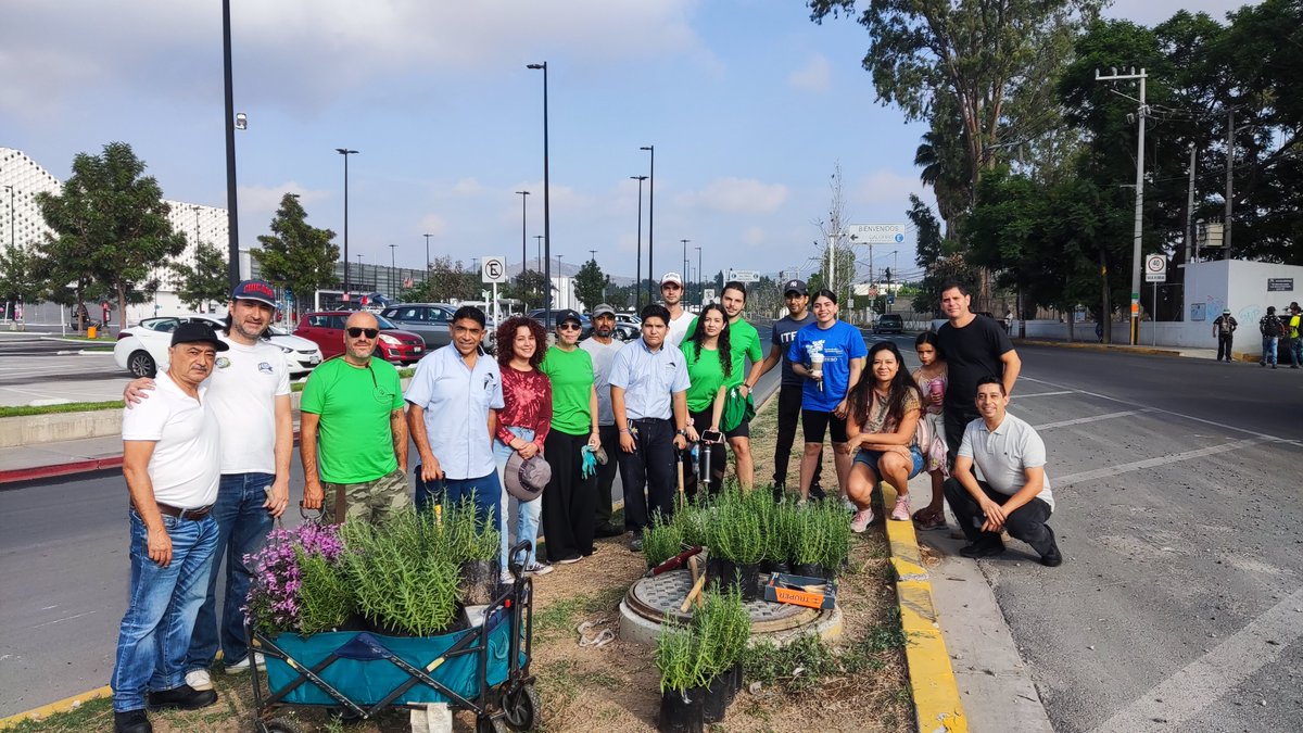 MorasBosques's tweet photo. Juntos podremos construir un corredor biológico que conecte con el Bosque La Primavera creando un habitad para polinizadores y aves migratorias.
Agradecemos a nuestros Vecinos, ITESO, Plaza Galerías, Observatorio Sur, fraccionamientos Bosques de Santa Anita y Bosque Real. https://t.co/XVQx3ShRAB