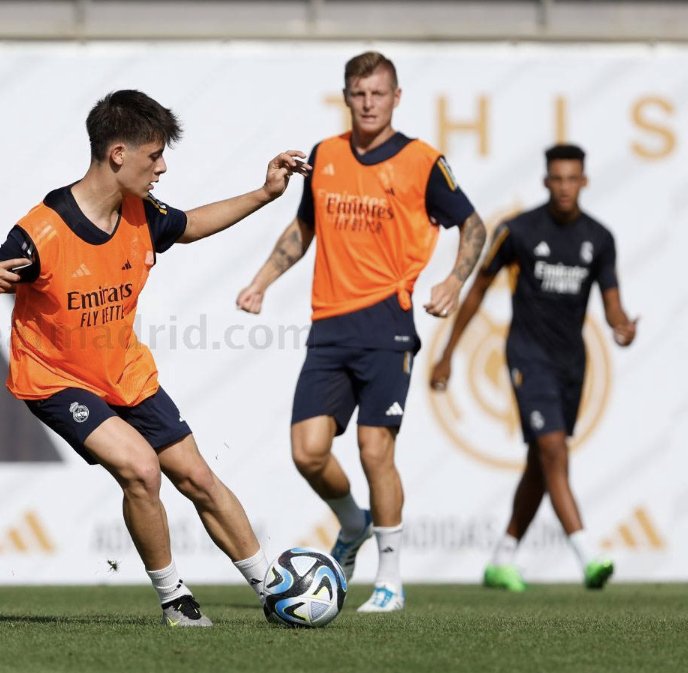 ancelotti ve kroos ile aynı antrenman sahasını paylaşmak ve aklını kaybetmemek. ardaaaa🥺