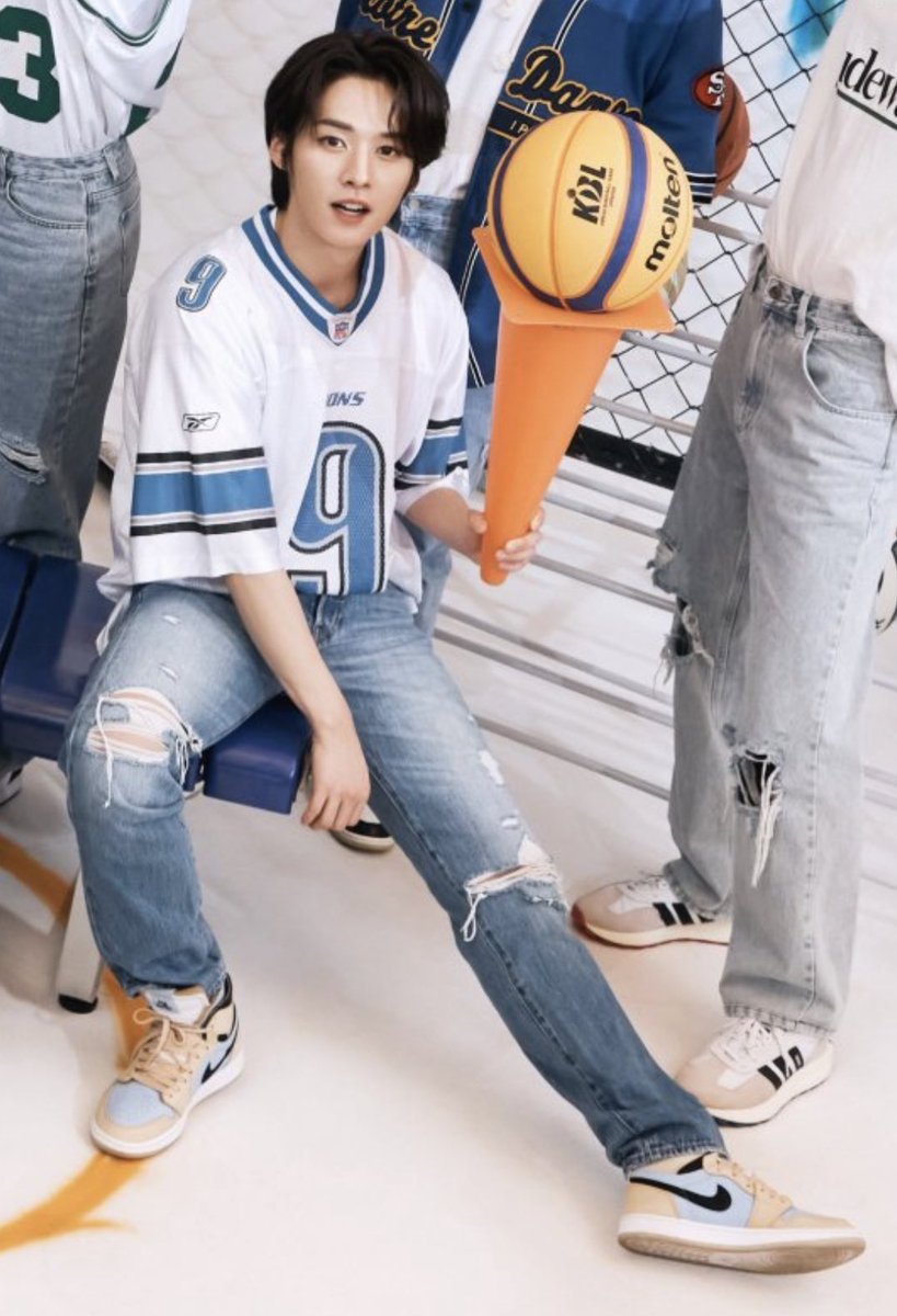 lee know in a detroit lions jersey?!?! OK MINHO COME TO MICHIGAN, perform at ford field, pet my two cats, shop at meijer !!! https://t.co/TziJfFnYyT
