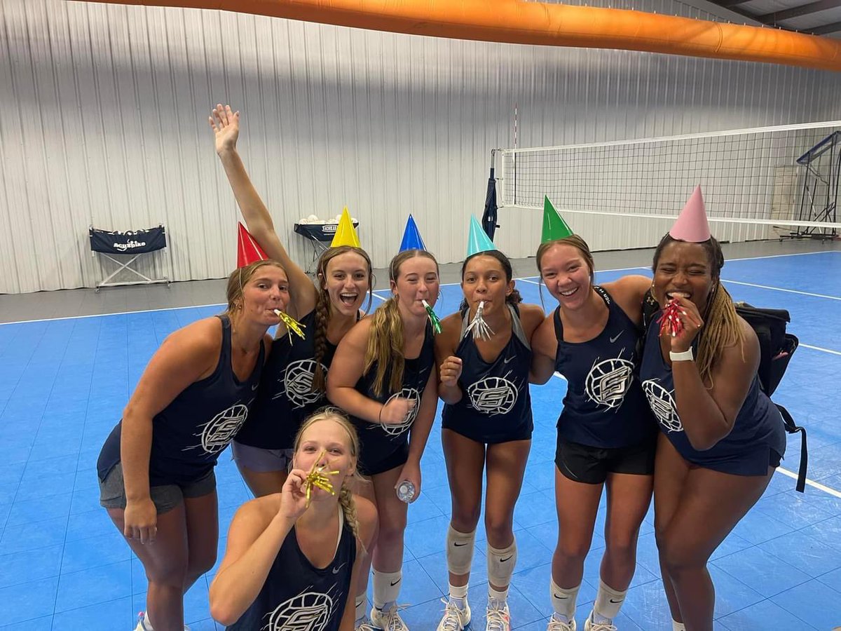 SouthsideVolle2's tweet photo. The HS team knows how to celebrate being back from break! https://t.co/qNaVeci3W2