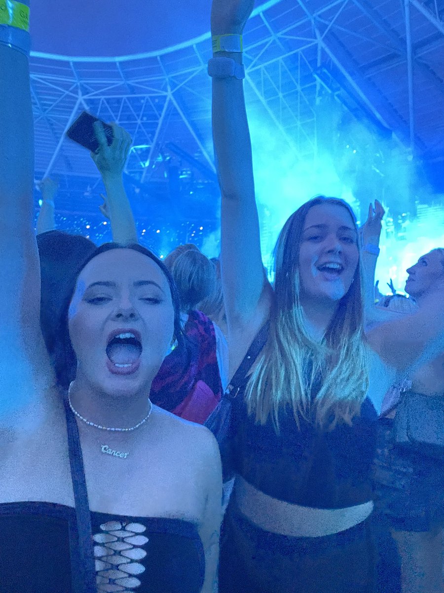 millie_burts's tweet photo. Best night ever xo https://t.co/CbxpVZlEHF