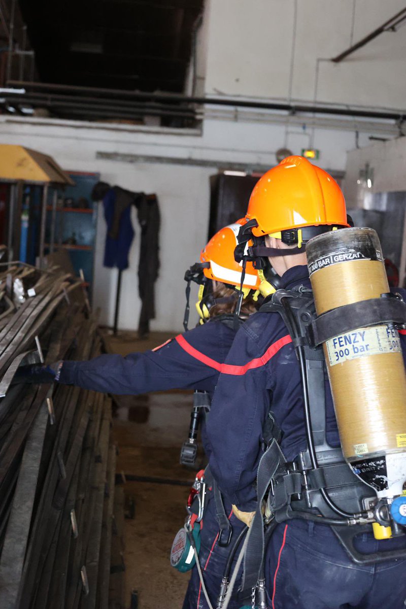 SDIS51's tweet photo. #BNJSP2023 👨‍🚒👩‍🚒Le 3ème jour du camp de perfectionnement pour le brevet national des jeunes sapeurs-pompiers !

Au programme: sauvetage de sauveteur, observation d'une boite à fumée, établissements en écheveaux, l'appareil respiratoire isolant, établissements de plain-pied… https://t.co/tvaXQzevDi