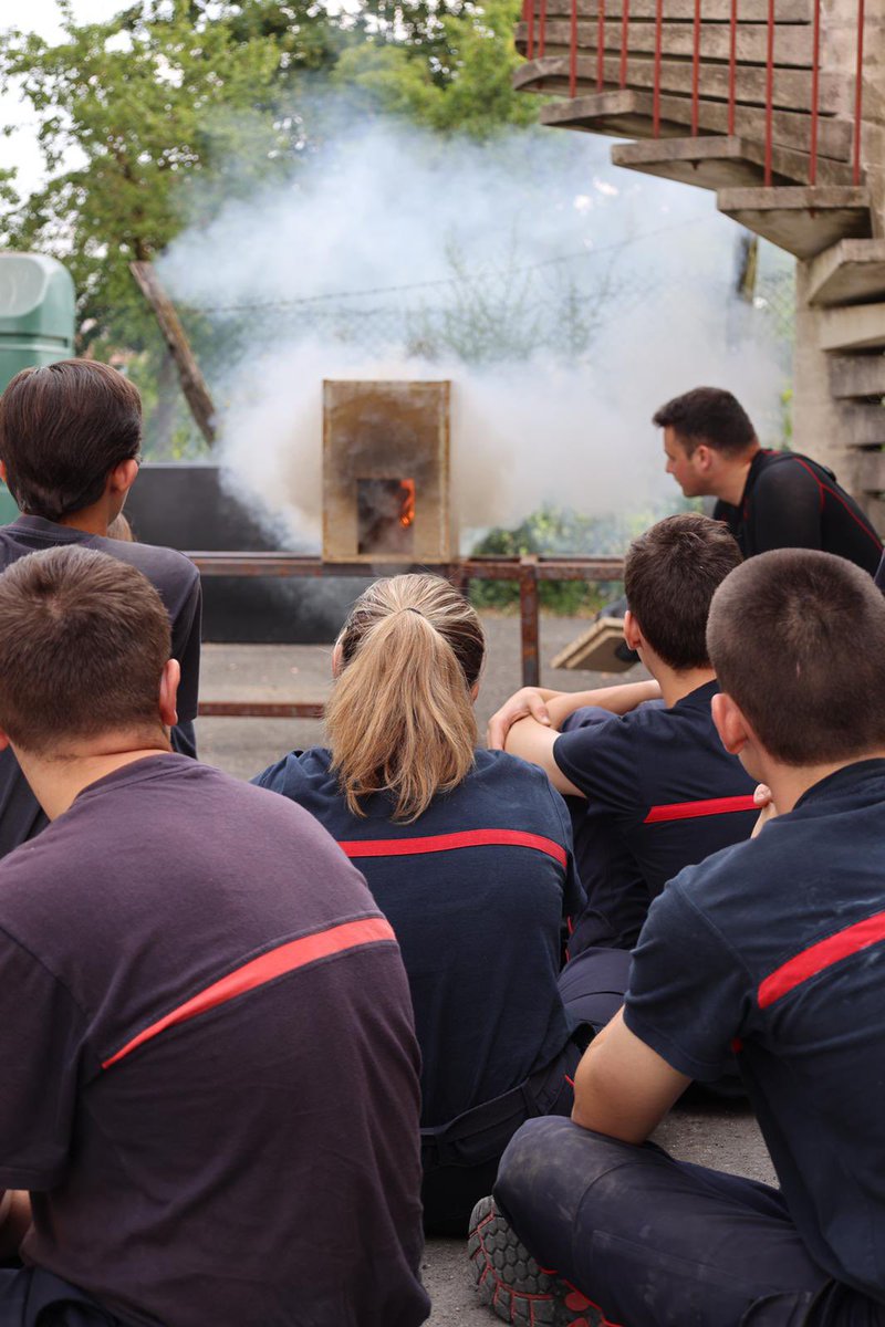 SDIS51's tweet photo. #BNJSP2023 👨‍🚒👩‍🚒Le 3ème jour du camp de perfectionnement pour le brevet national des jeunes sapeurs-pompiers !

Au programme: sauvetage de sauveteur, observation d'une boite à fumée, établissements en écheveaux, l'appareil respiratoire isolant, établissements de plain-pied… https://t.co/tvaXQzevDi