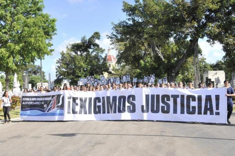 Son frecuentes los estereotipos asociados al terrorismo que construye USA para emplear contra #Cuba, los cuales apelan a las emociones para darle veracidad a su discurso manipulador.
#CubaNoEstáSola