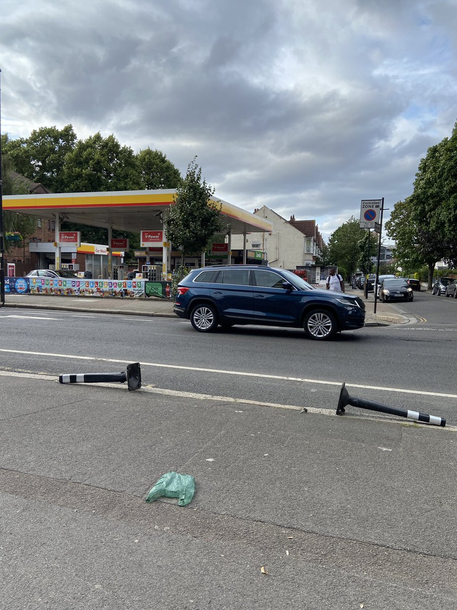 Hey <a href="/EalingCouncil/">Ealing Council</a> @EalingCustSer the bicycle traffic bollards on The Vale W3, have been ripped apart… could you guys fix this please? 
Thanks! 
#cycling #cyclinglife #bike #bikelife #cyclingphotos #roadbike #cyclist  #bicycle #mountainbike #roadcycling #ealing