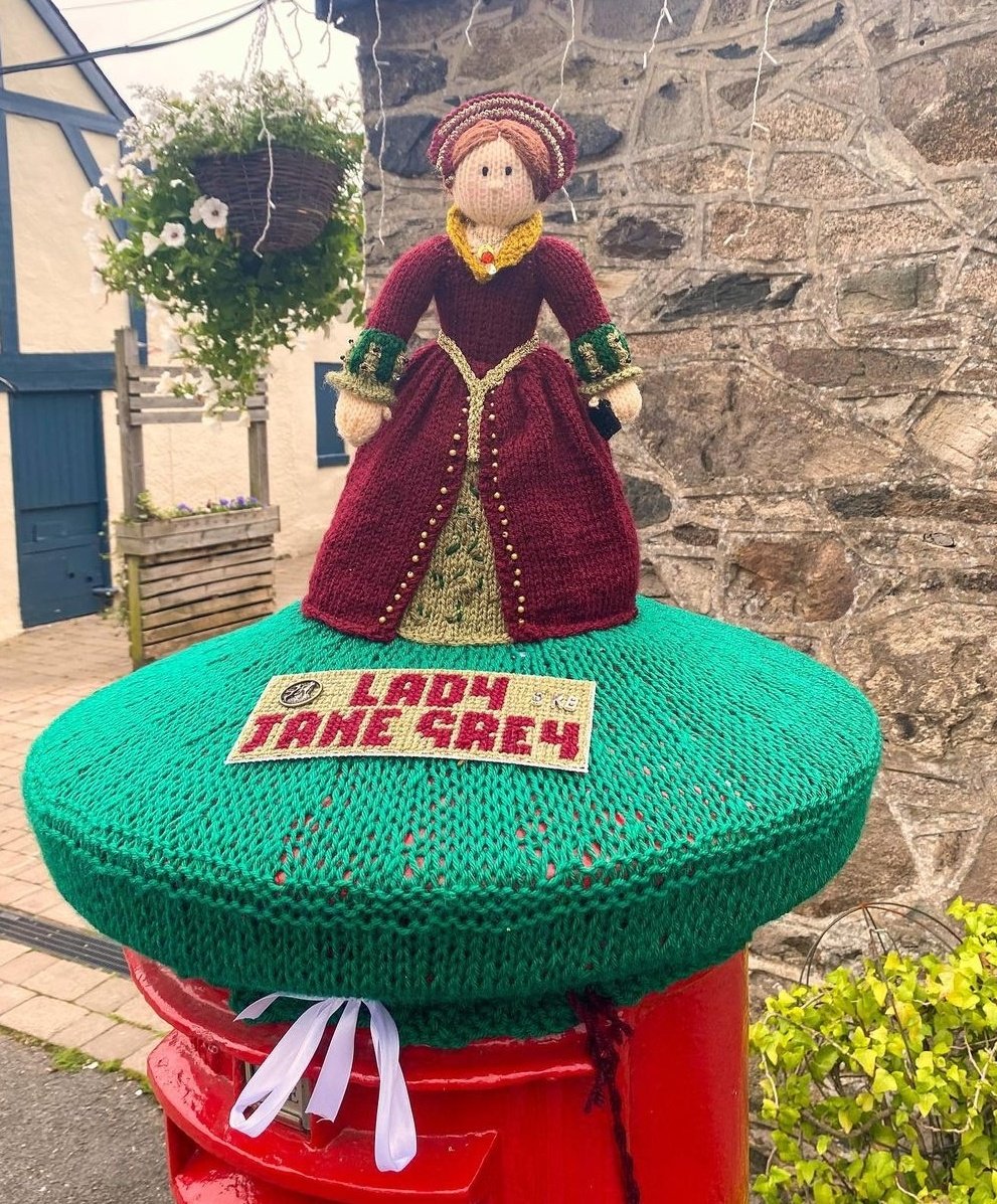 GreyRevisited's tweet photo. Adorable knitted post box topper featuring #LadyJaneGrey by a very talented individual from #Leicestershire @BradgatePark #Tudors #OTD #History #QueenJane #Queenforthirteen 😍😍😍 https://t.co/bYYxttCzQy