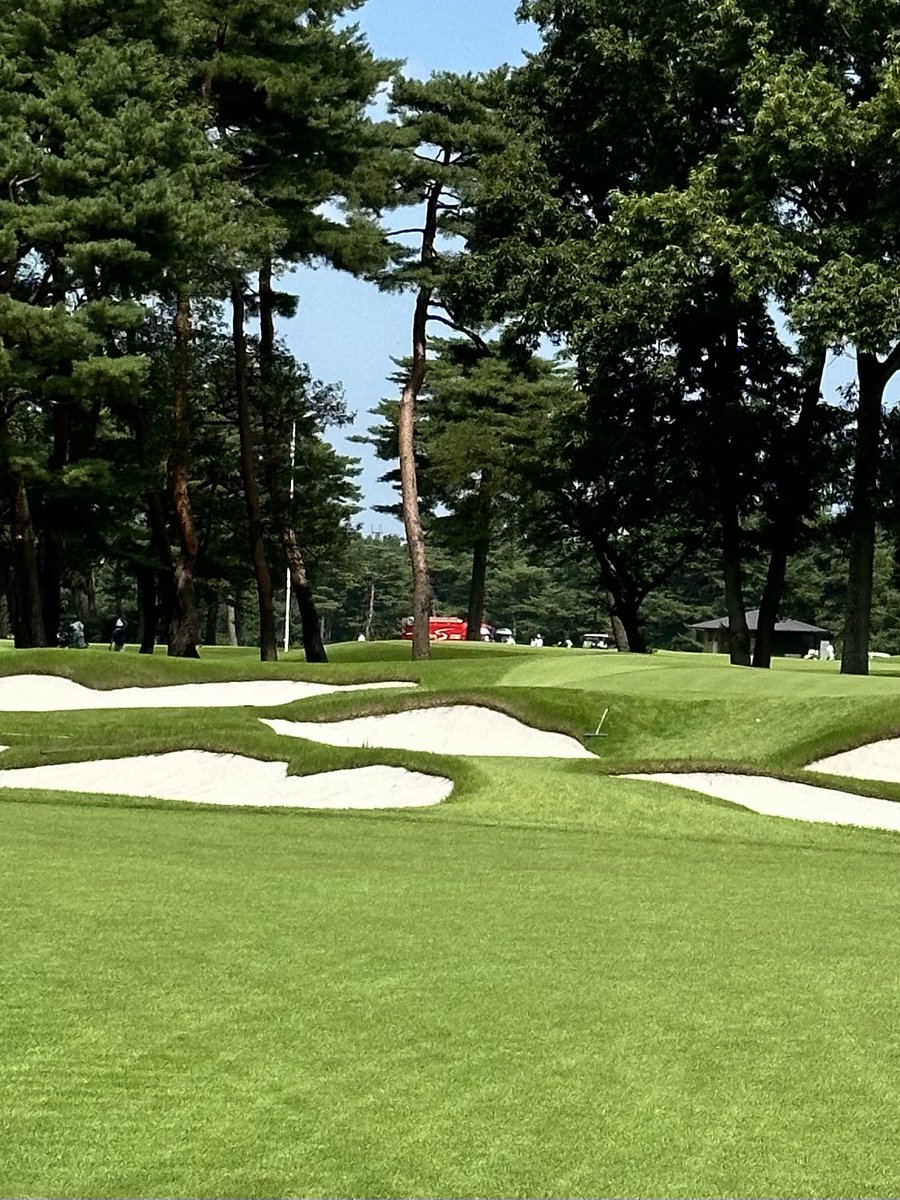 iriken059's tweet image. 競技中の10日の猛暑日
15番で競技中止の警報アナウンス📣流れました。
別の組の方が最終ホールのグリーン上で熱中症で倒れられました😢🚑
そのまま意識がなくなりお亡くなりになられたそうです。
ゴルファーの皆様、この暑さ馬鹿にせずにお気をつけてください。
謹んでご冥福をお祈り申し上げます