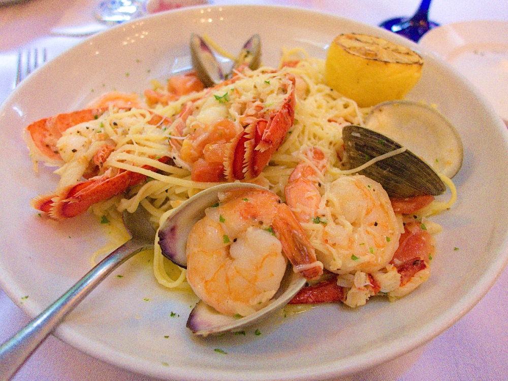 NewEnglandInfo's tweet image. From Jonathan's in Ogunquit, ME: Maine seafood pasta with clams, shrimp, lobster, white wine, garlic, butter, tomato, herbs, linguini fini, and Romano cheese. visitingnewengland.com/jonathans-rest…