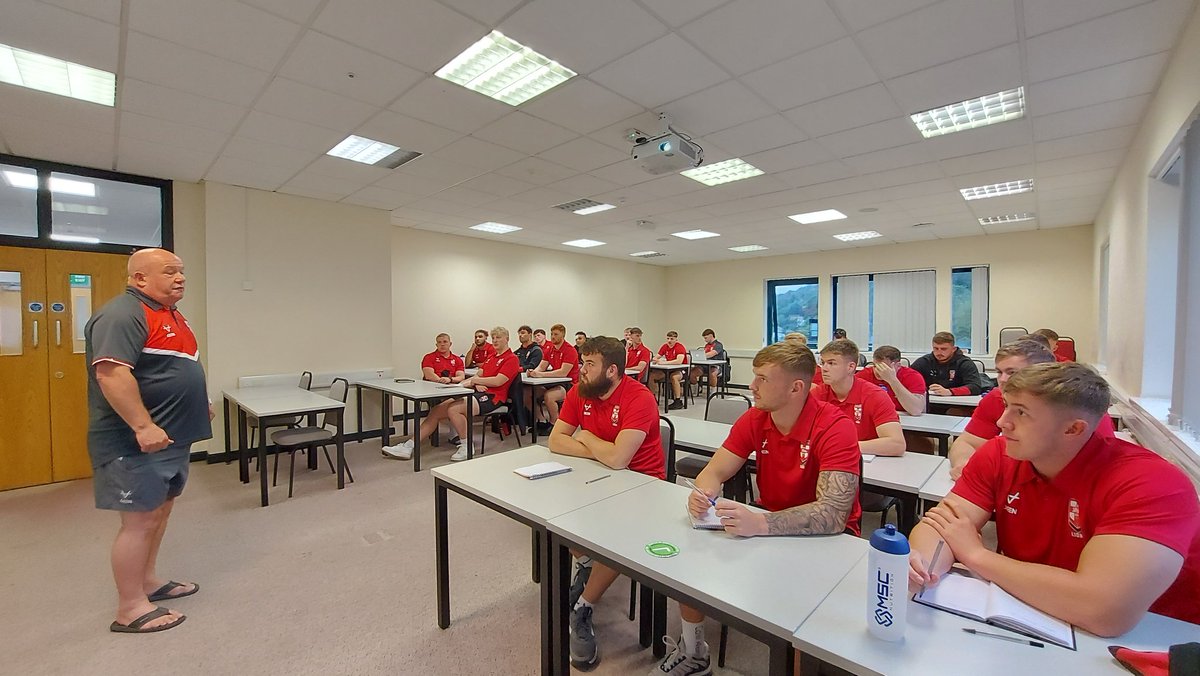 EnglandUnisRL's tweet photo. Recovery Day 🏴󠁧󠁢󠁥󠁮󠁧󠁿

Monday comes to an end with video review, led by the players who have presented some excellent observations.

#EnglandUnisRL https://t.co/iSJOmcB4pA