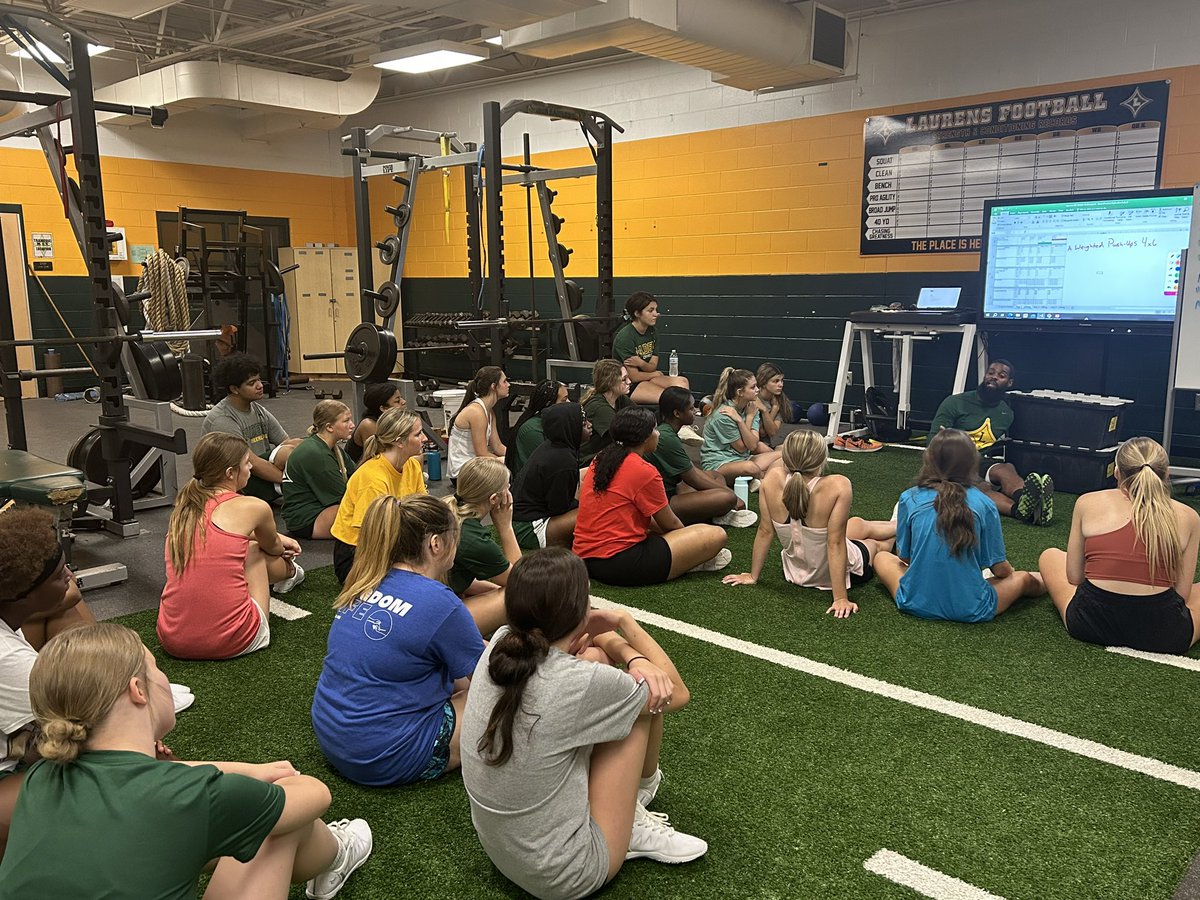 ldhscheersquad's tweet photo. We enjoyed meeting and working out with our new Strength &amp; Conditioning Coach, Coach Spearman! 🏋️‍♀️ https://t.co/qvJ7LBck4h