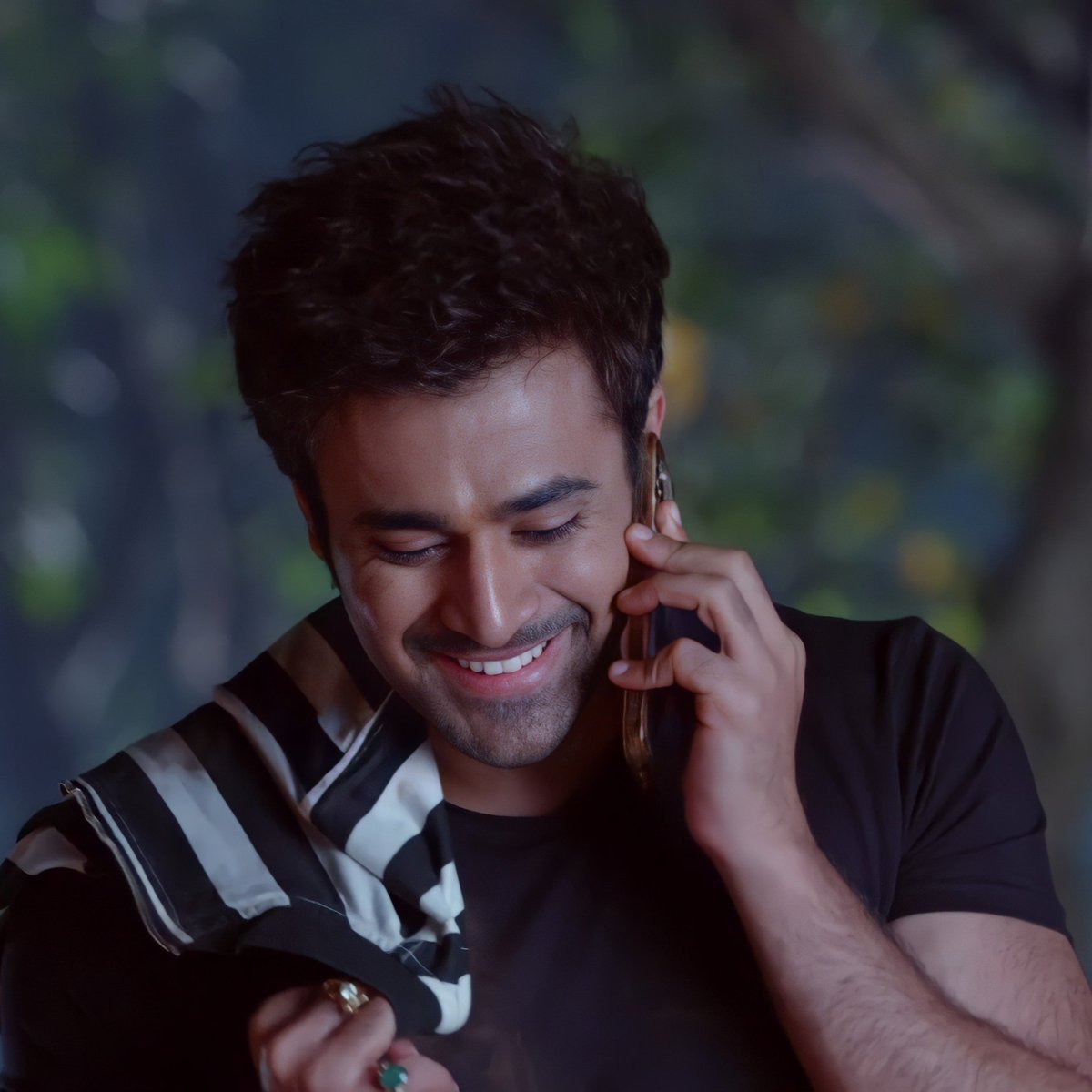 Chandini raat taaron ki barat hai
Dil ki mehfil sazane m kya der h
Dhadkane Dil ki shehnaiyan bann gyi
Ab to sajan k aane m kya der h

HAPPY BIRTHDAY PEARL V PURI
#PearlVPuriAllahOut