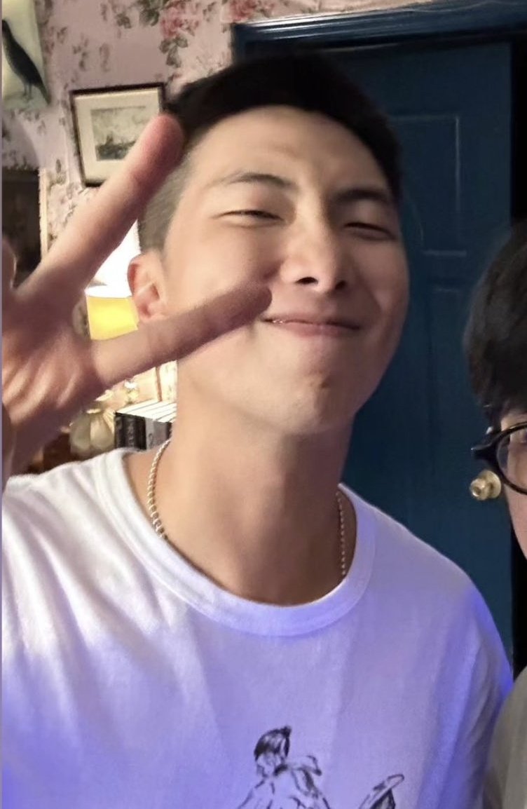 whoiskthv's tweet photo. ninguém disse ainda, mas eu vou dizer: namjoon vai ser disparado o membro mais bonito de cabelinho raspado https://t.co/YGSgyecCCZ