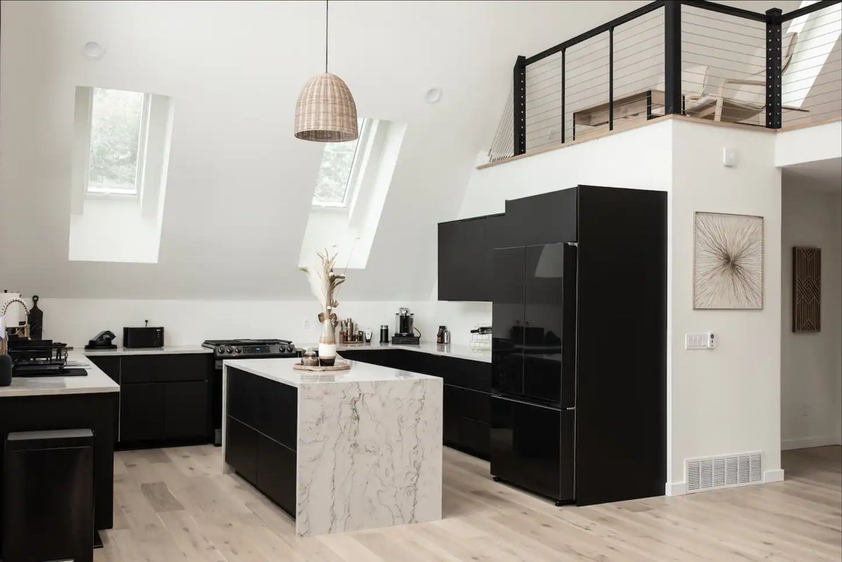 This is a beautiful use of Key-Link horizontal cable indoors! This modern a-frame uses interior cable to create an open feeling and maximize the natural light.