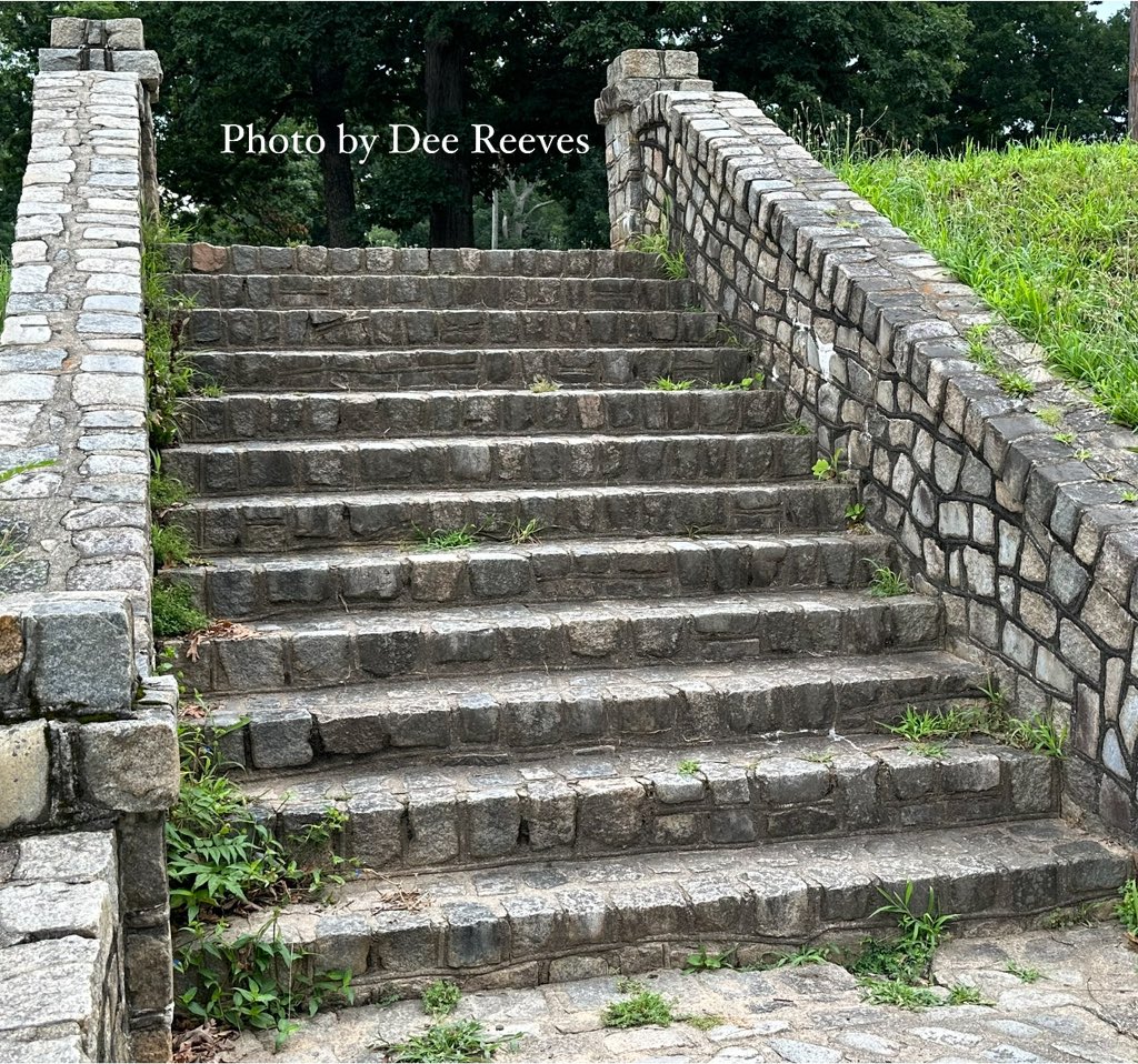 Dee_Reeves25's tweet image. Masons are important! My grandfather was a mason and I grew up near the Worley family #mason #masonrywork #Masonry #stonework #steps #stone #workout