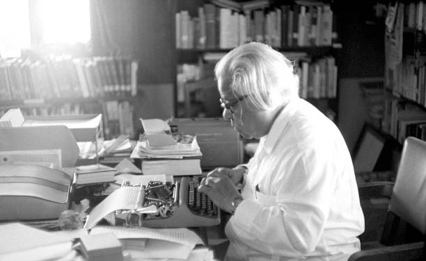 La #escuelaramalinrhcuba recuerda que El 10 de julio de 1902 nació en #Camagüey un poeta cubanísimo de estatura universal #NicolásGuillén. Nos dejó una obra de la mayor trascendencia en verso y en prosa #CubaEsCultura